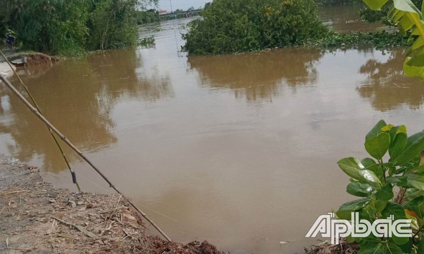 Nhà tiền chế chìm hẳn xuống lòng sông.