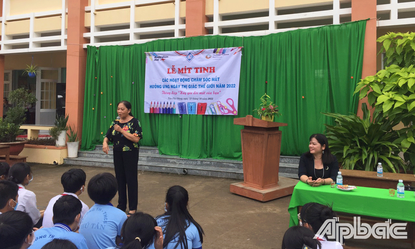 Quang cảnh Lễ mít tinh tại Trường Tiểu học - THCS Phú Tân, huyện Tân Phú Đông. 