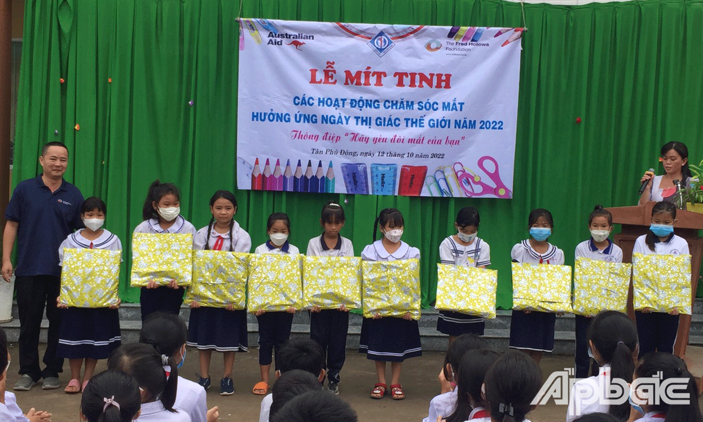 Phát học bổng cho học sinh có hoàn cảnh khó khăn của trường, 