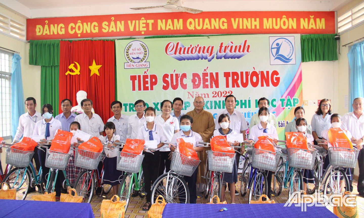 Các đại biểu tham dự Chương trình chụp hình lưu niệm với các em học sinh được nhận xe đạp và quà của Chương trình.