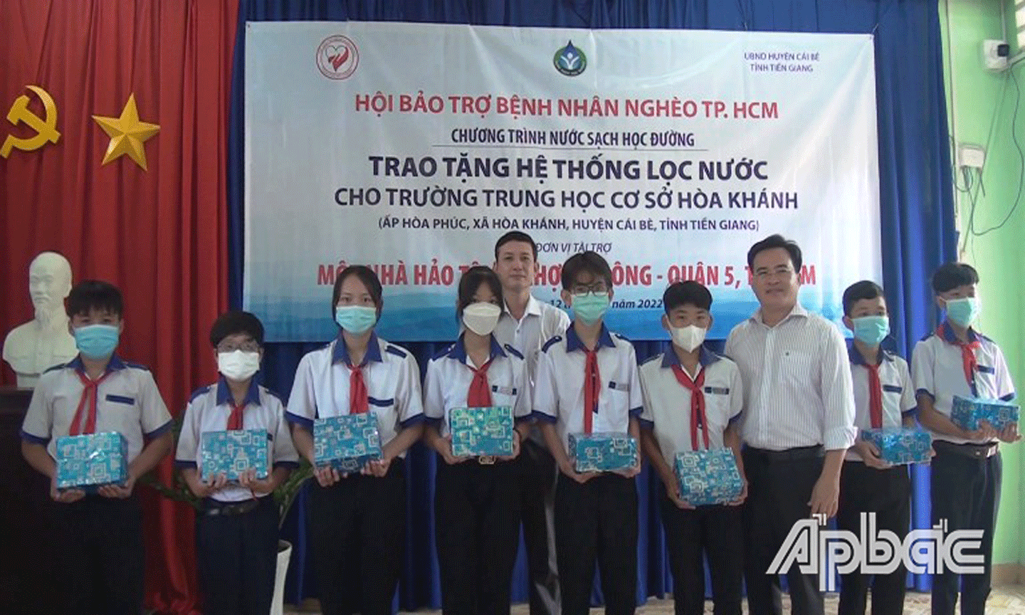 Trao quà cho học sinh nghèo vượt khó học tốt. 