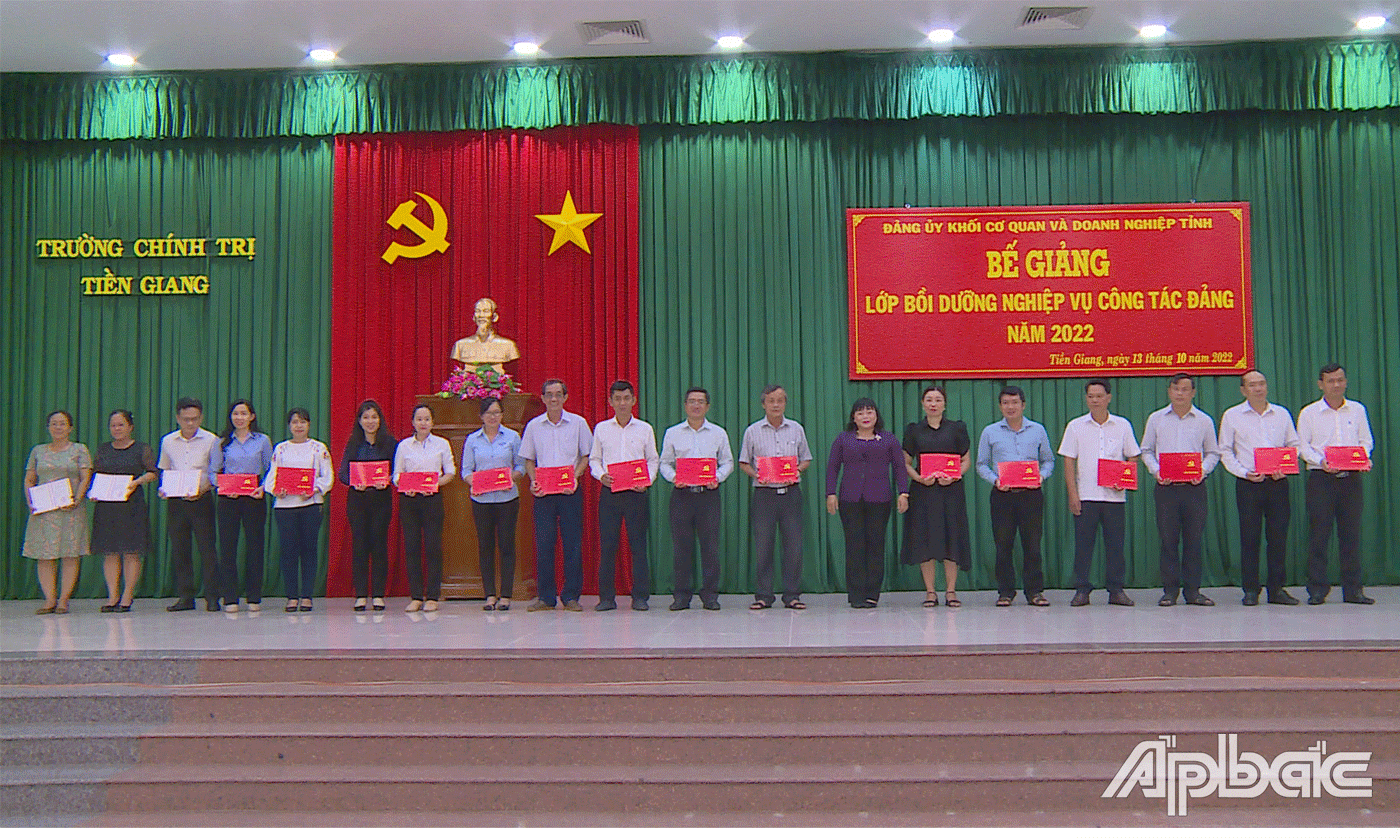 Trao chứng nhận cho các học viên.