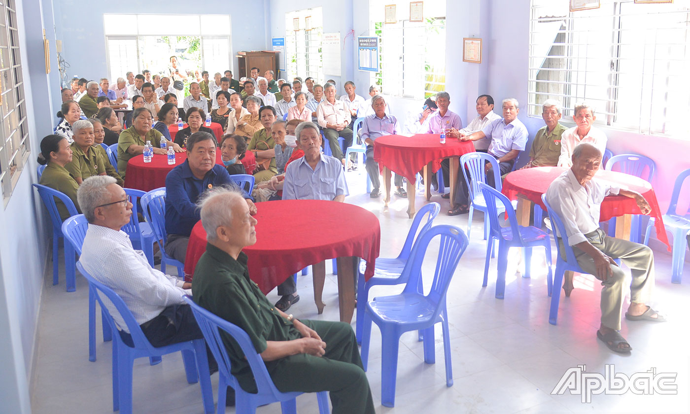 Đại biểu dự họp họp mặt.