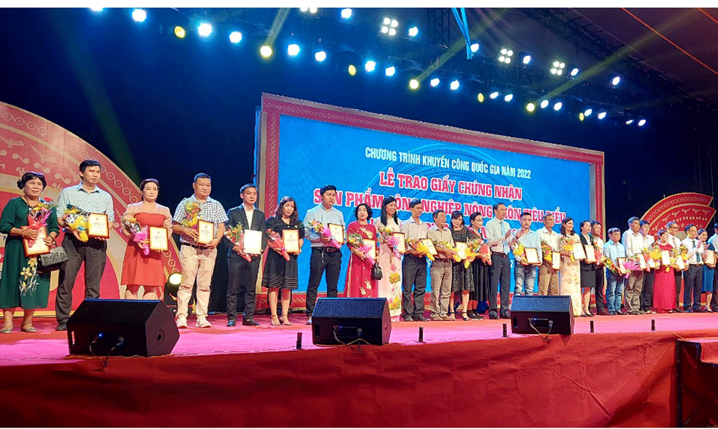 Trao 200 giấy chứng nhận sản phẩm công nghiệp nông thôn tiêu biểu khu vực phía Nam năm 2022. 