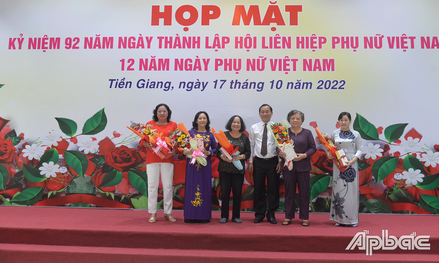 Chủ tịch UBND tỉnh tặng hoa cho nguyên nữ lãnh đạo tỉnh qua các thời kỳ.