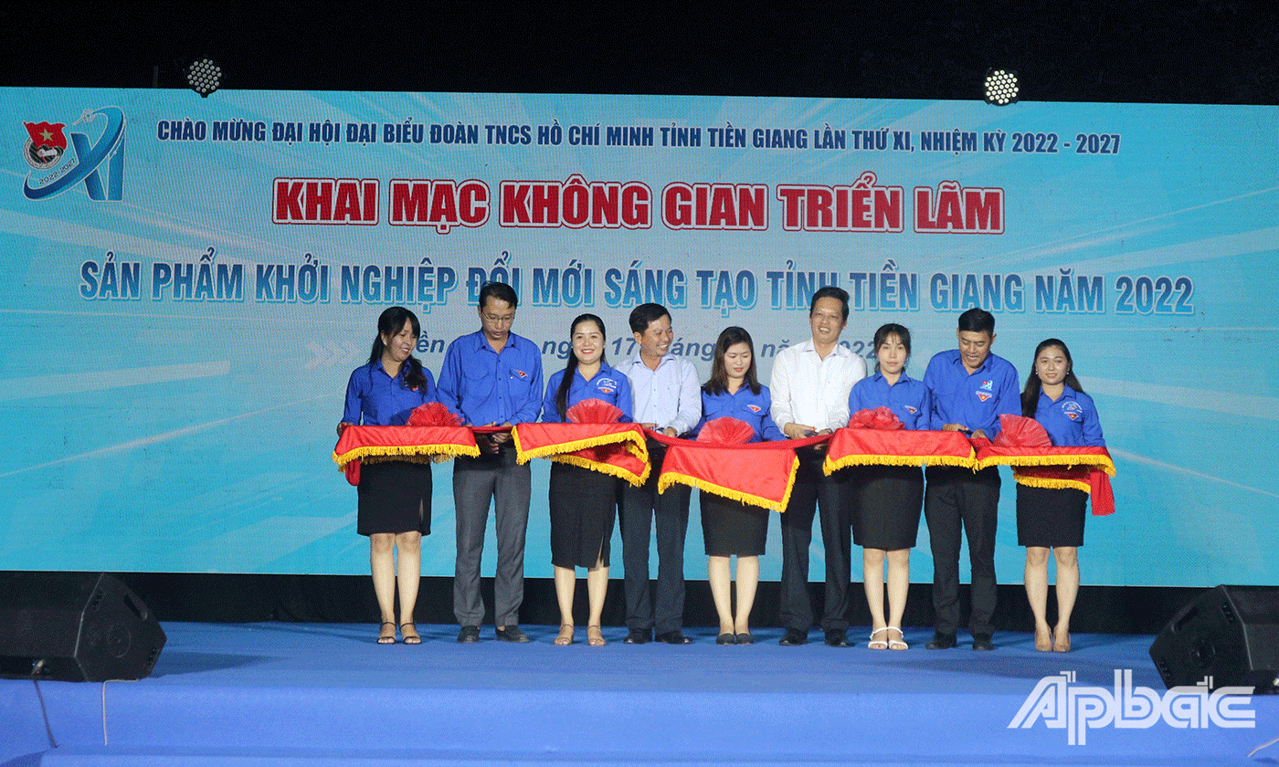 nghi thức cắt băng khai mạc Không gian Triển lãm sản phẩm khởi nghiệp đổi mới sáng tạo tỉnh Tiền Giang năm 2022
