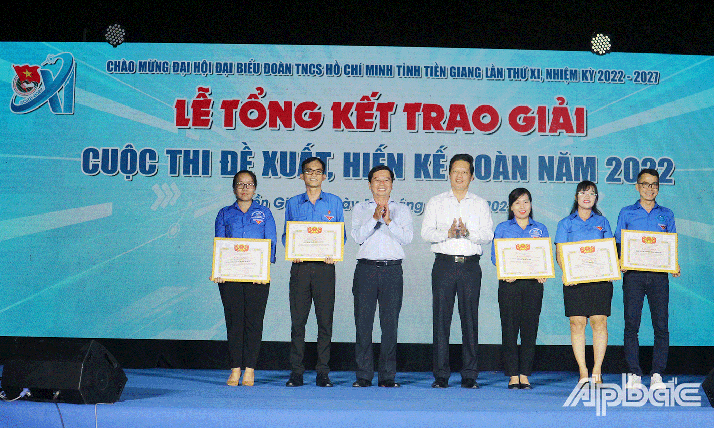 trao giải thưởng cho Cuộc thi đề xuất, hiến kế ý tưởng xây dựng Đoàn năm 2022 chào mừng Đại hội đại biểu Đoàn TNCS Hồ Chí Minh tỉnh Tiền Giang lần thứ XI, nhiệm kỳ 2022-2027
