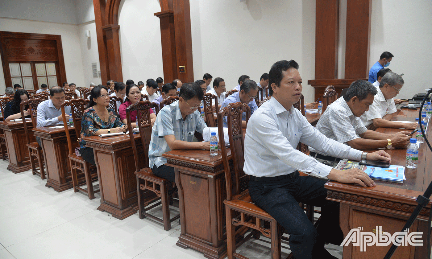 Cán bộ lãnh đạo, đảng viên tham dự hội nghị.