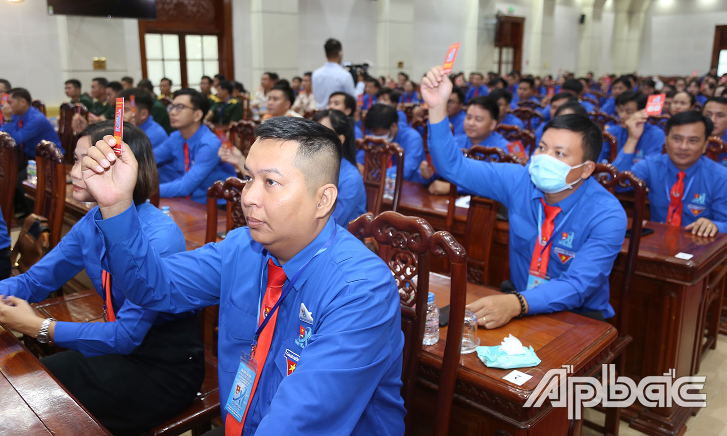 Đại biểu biểu quyết kết quả bầu cử Ban Chấp hành Tỉnh Đoàn Tiền Giang khóa XI, nhiệm kỳ 2022 – 2027 
