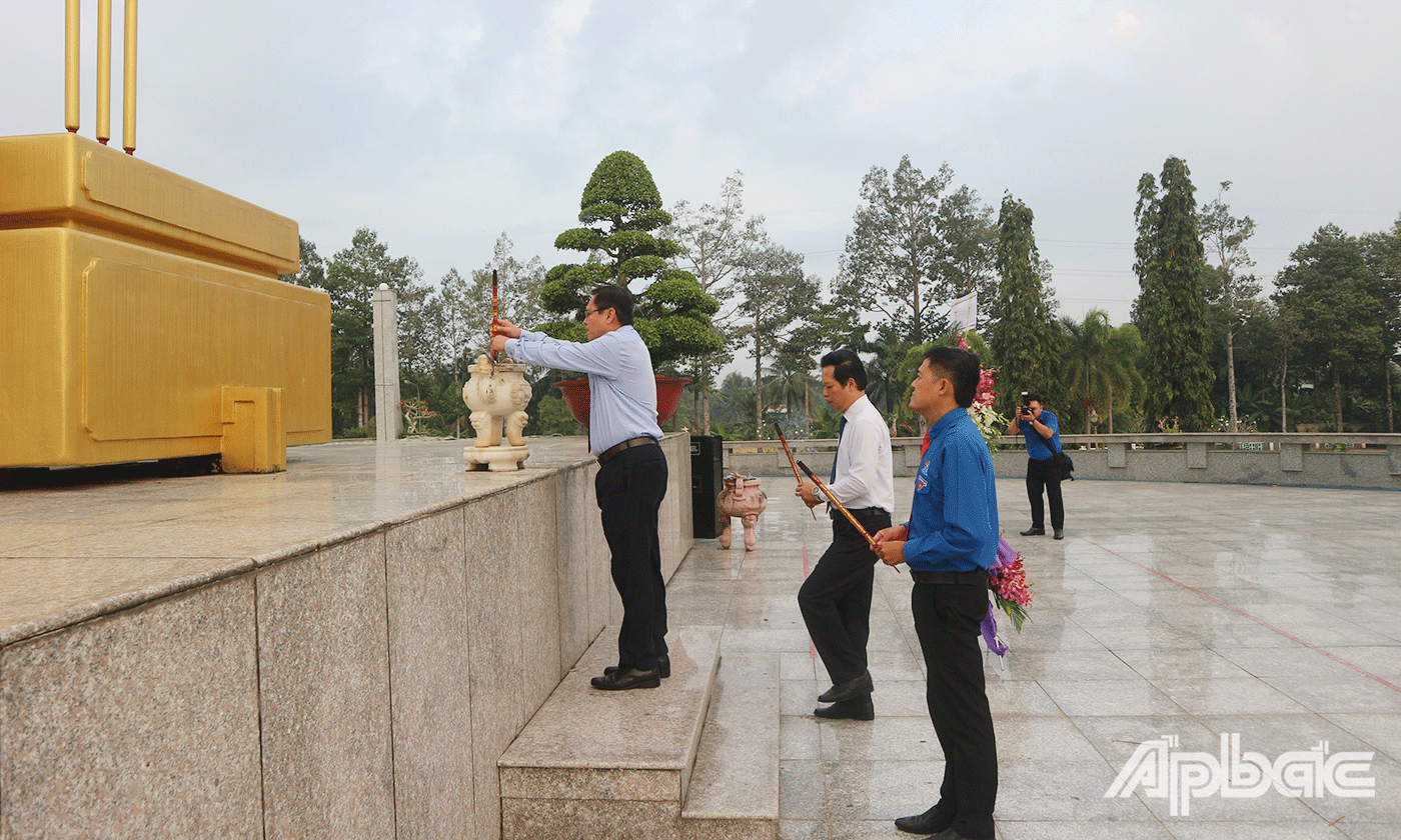Ban Thường vụ Tỉnh đoàn tổ chức Lễ báo công và dâng hương tưởng niệm các anh hùng, liệt sỹ tại nghĩa trang liệt sĩ tỉnh