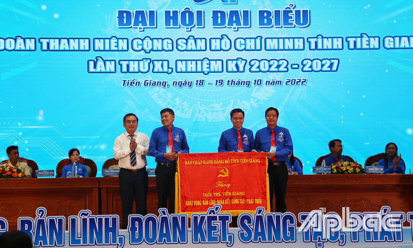 Đồng chí Võ Văn Bình thay mặt Ban Chấp hành Đảng bộ tỉnh Tiền Giang tặng Bức trướng cho Đại hội Đại biểu 