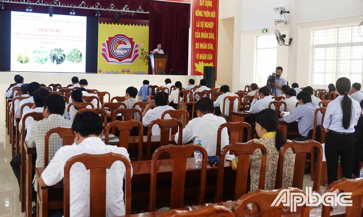 Các đại biểu làm việc tại Hội nghị.