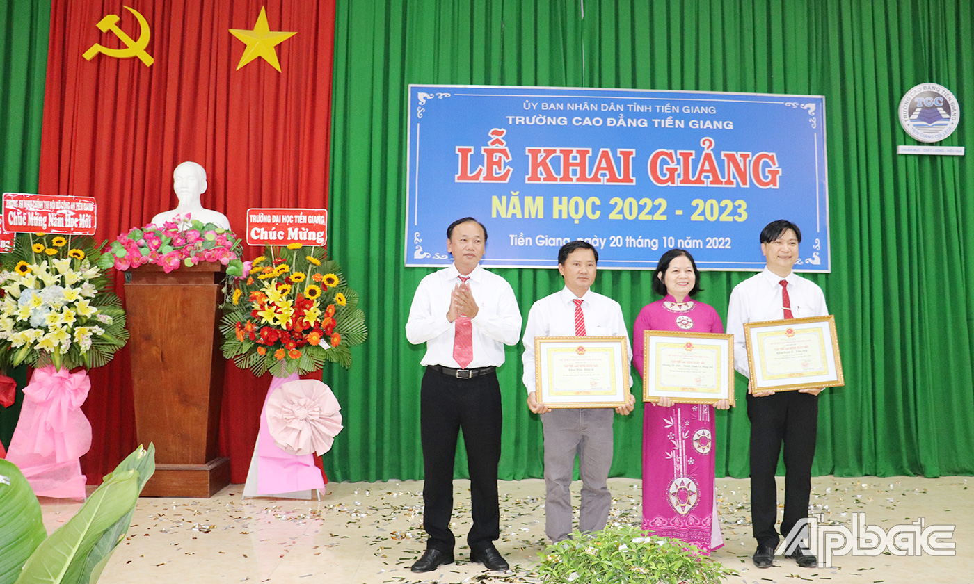 Trao Bằng khen cho các tập thể, cá nhân có thành tích xuất sắc trong năm học 2021-2022.