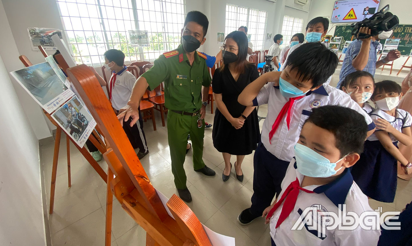 Tuyên truyền ATGT qua hình ảnh tại Trường Tiểu học Phước Thạnh (TP.Mỹ Tho).