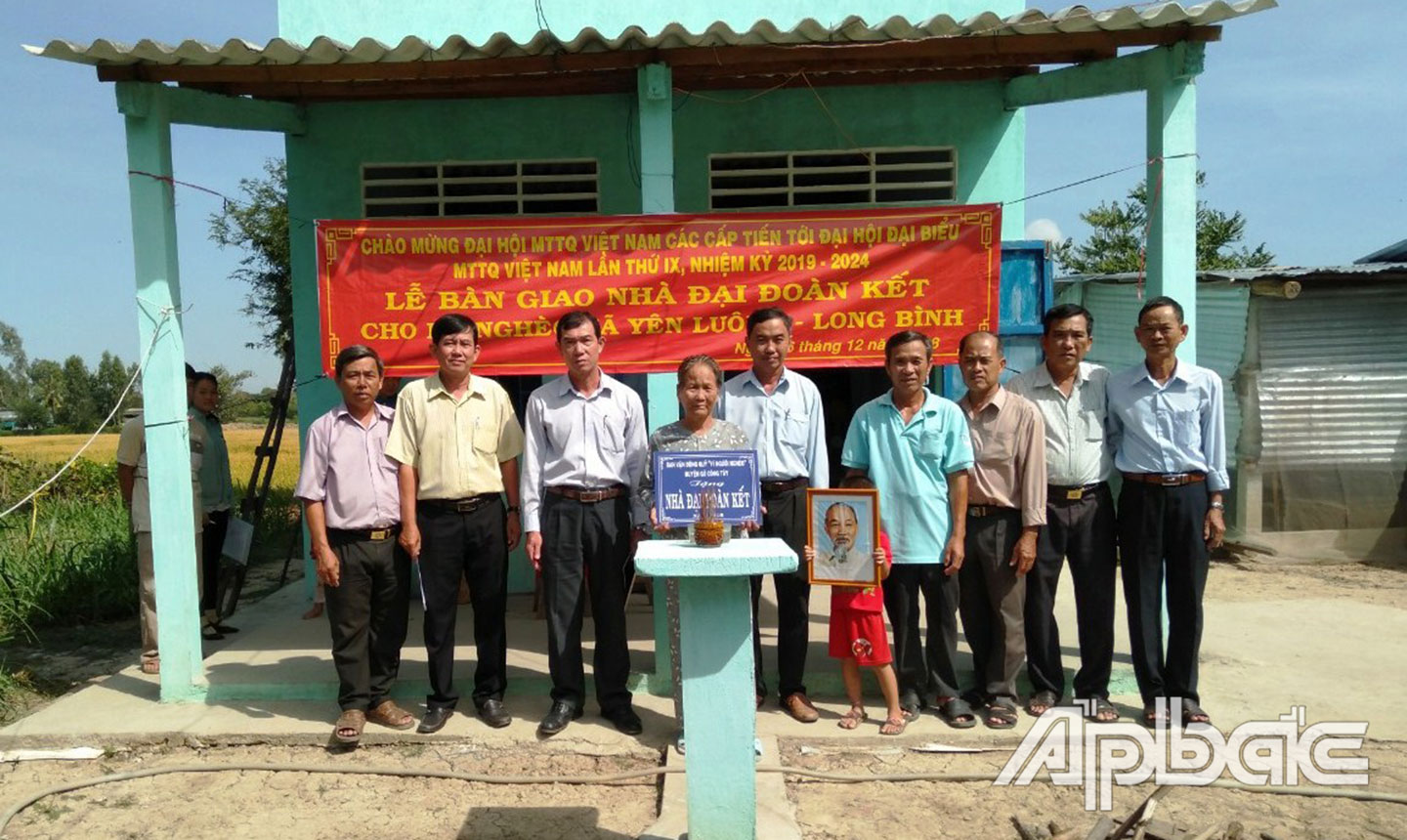 “Làm theo” Bác lãnh đạo huyện đã chăm lo tốt cho người nghèo, hộ khó khăn trên địa bàn huyện (Trong ảnh: Lễ bàn giao nhà cho hộ nghèo)