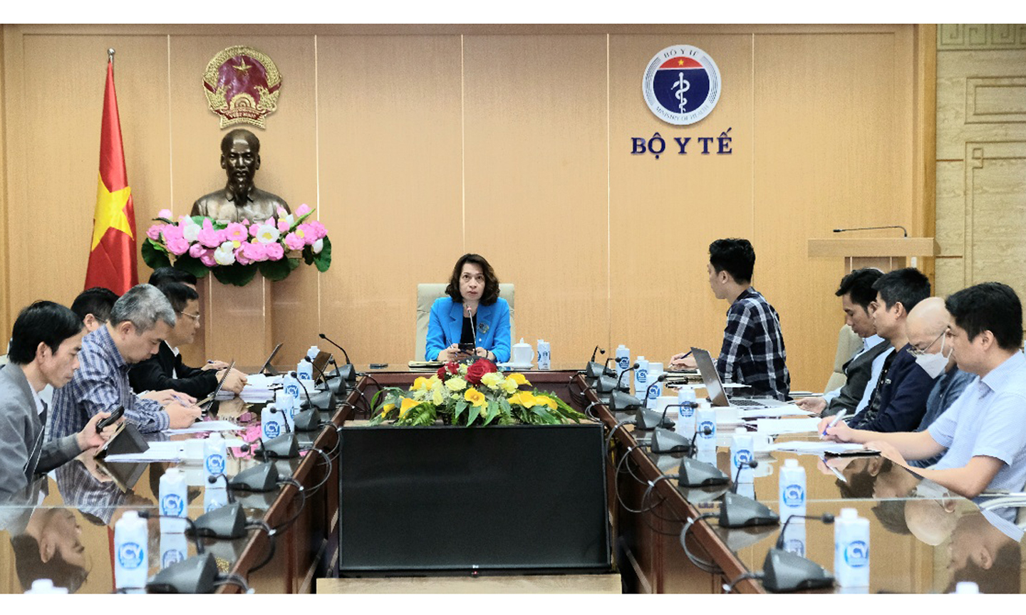 Thứ trưởng Bộ Y tế Nguyễn Thị Liên Hương chủ trì hội nghị tăng cường phòng chống dịch và công tác tiêm chủng vaccine COVID-19 tại điểm cầu Bộ Y tế. Ảnh: Trần Minh