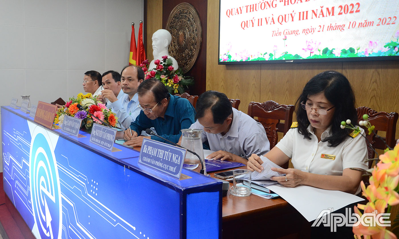 Ký biên bản xác nhận kết quả quay thưởng.