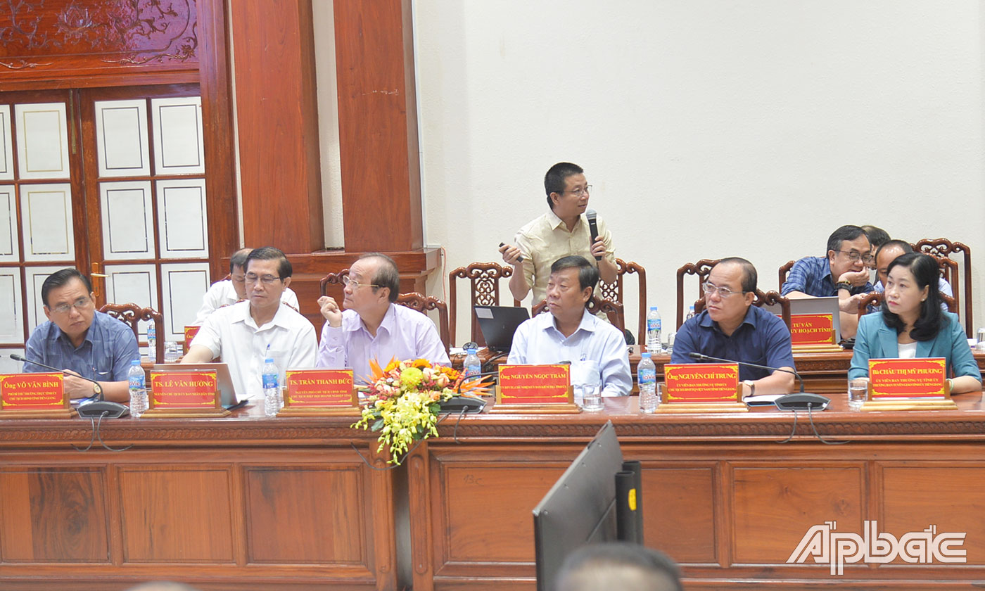 Đại diện đơn vị tư vấn trình bày tóm tắt báo cáo cuối kỳ Quy hoạch tỉnh.