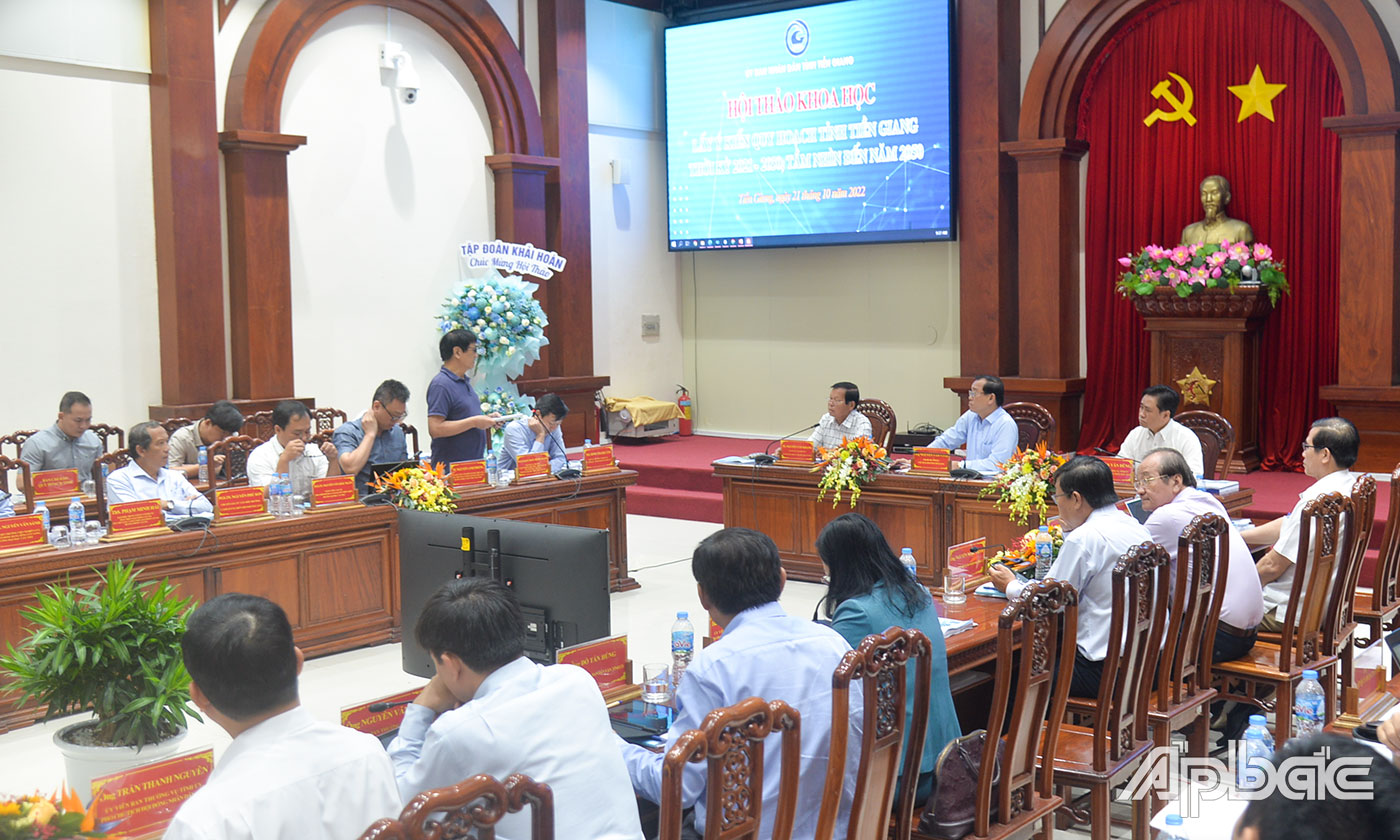 Đồng chí Nguyễn Văn Vĩnh cùng đồng chí Trần Văn Dũng, Ủy viên Ban Thường vụ Tỉnh ủy, Phó Chủ tịch Thường trực UBND tỉnh, Phó trưởng Ban Chỉ đạo Quy hoạch tỉnh; Tiến sĩ Nguyễn Văn Khang, Chủ tịch Liên hiệp các Hội Khoa học và Kỹ thuật tỉnh chủ trì hội thảo khoa học.