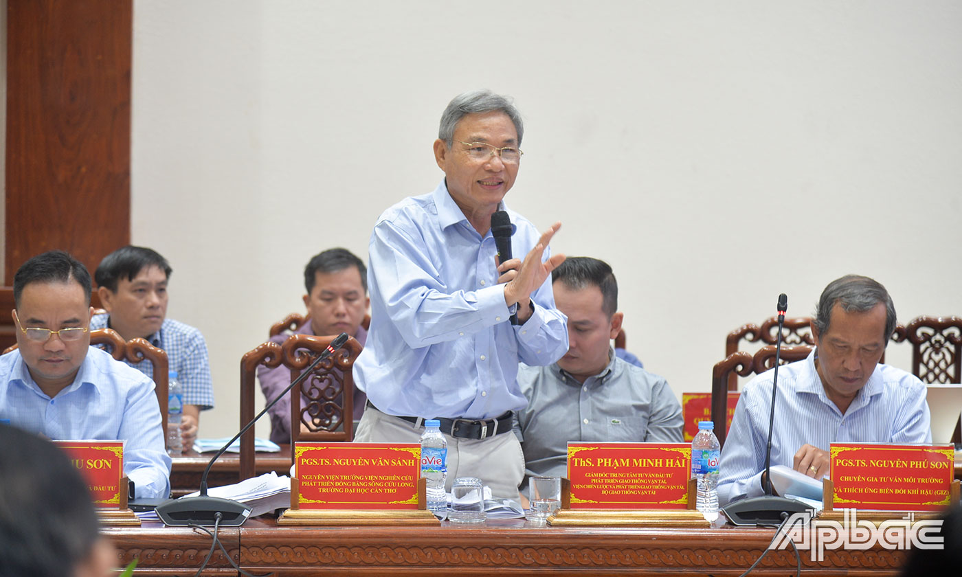 PGS.TS. Nguyễn Văn Sánh, Nguyên Viện trưởng Viện Nghiên cứu phát triển đồng bằng sông Cửu Long, Trường Đại học Cần Thơ phát biểu tại hội thảo.