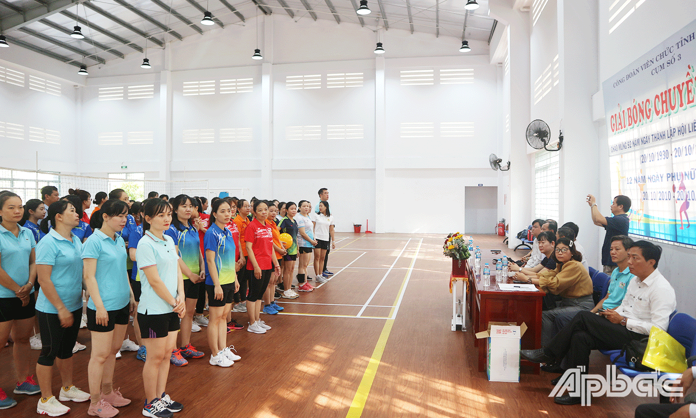 Tham gia giải bóng chuyền hơi có 8 đội thi