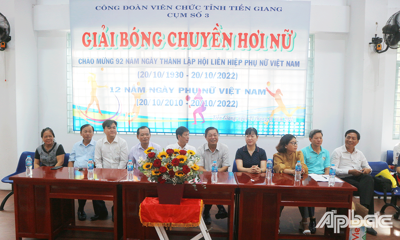 Ban tổ chức cùng các đại biểu tham dự lễ khai mạc