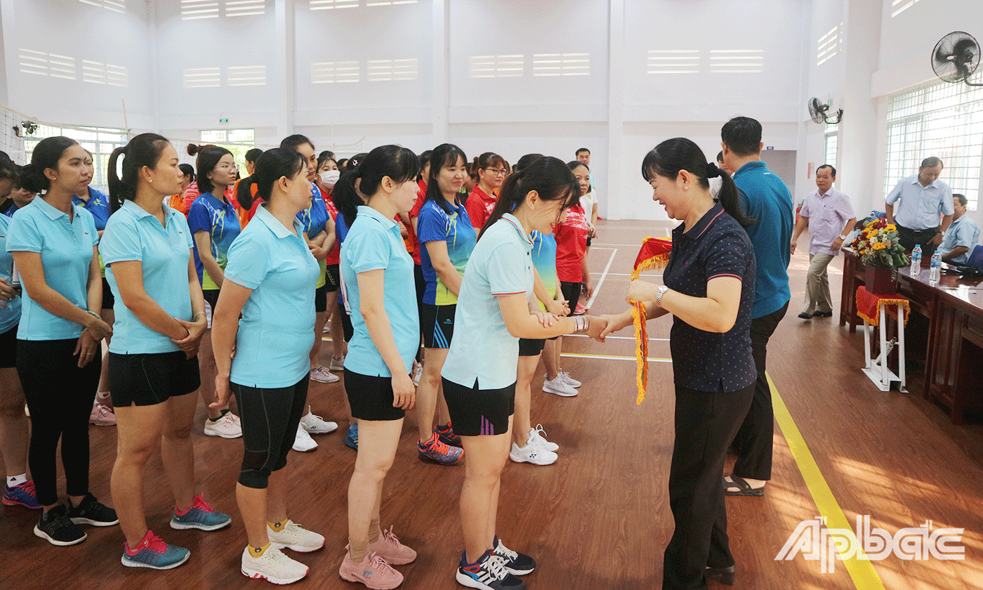 Các đội nhận Cờ lưu niệm từ Ban tổ chức
