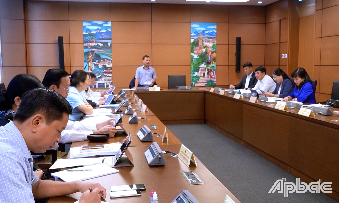 Quang cảnh thảo luận tại tổ