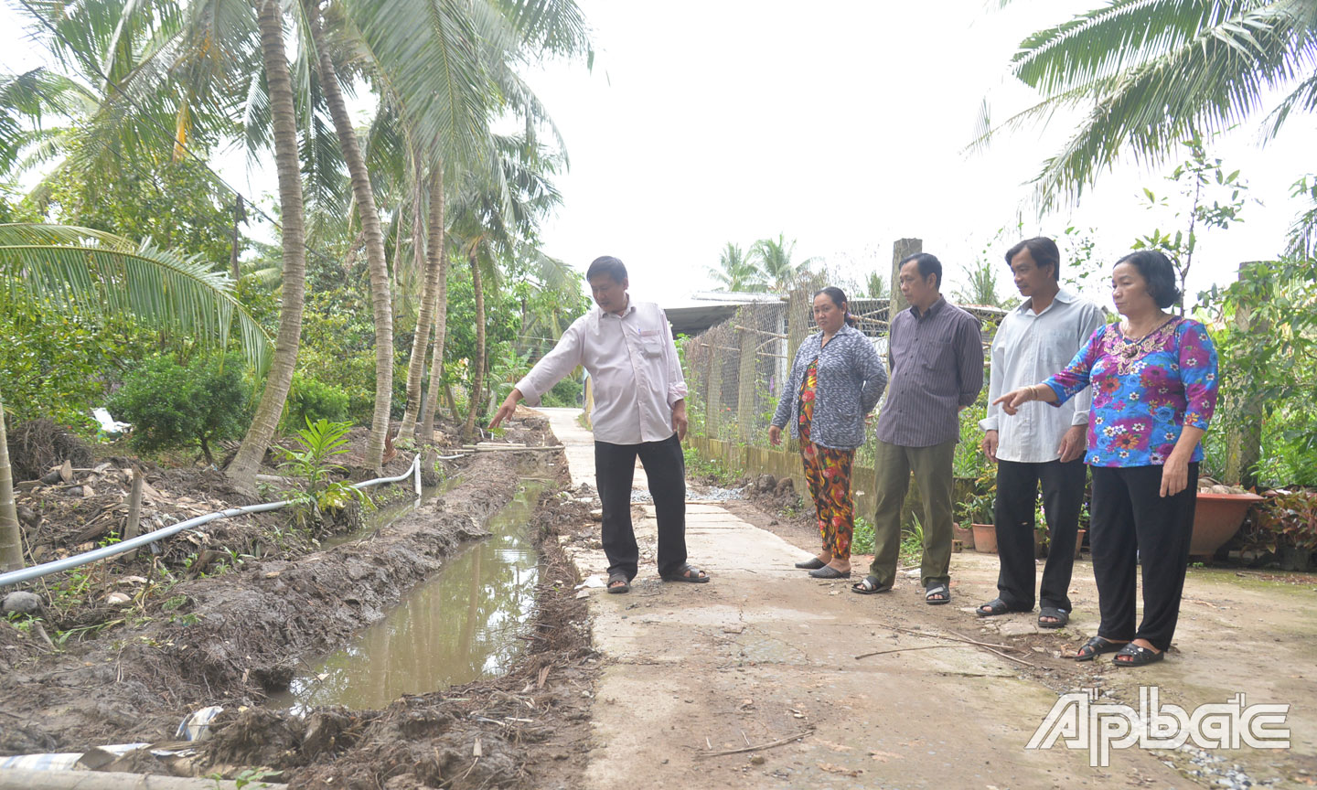 Chi bộ ấp Vĩnh Phú vận động người dân hiến đất, vật kiến trúc làm đường giao thông nông thôn.