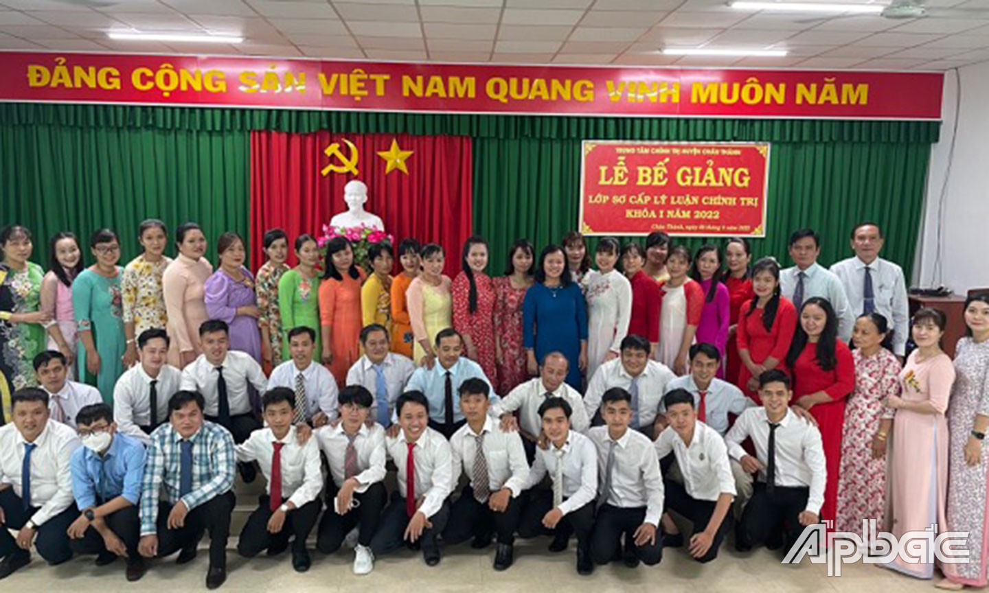 Châu Thành quan tâm chuẩn hóa lý luận chính trị cho trí thức là cán bộ, công chức, viên chức huyện, cơ sở (ảnh: Bế giảng Lớp sơ cấp lý luận chính trị  khóa I năm 2022).