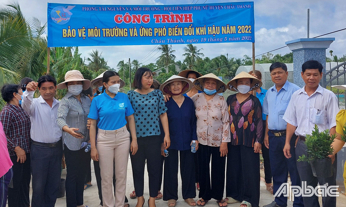 Hội Liên hiệp Phụ nữ xã Điềm Hy ra quân thực hiện công trình bảo vệ môi trường.