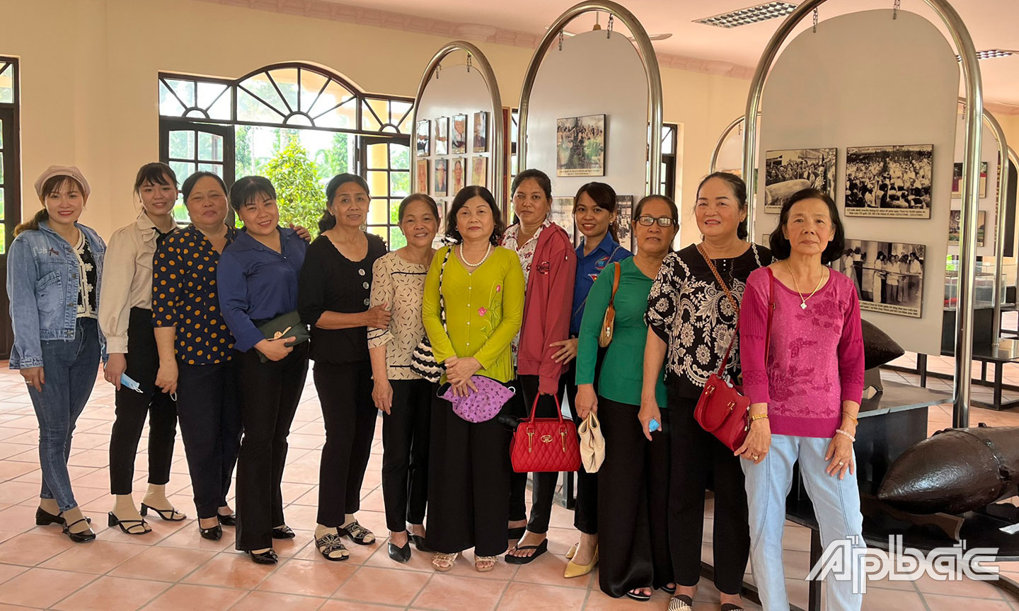 Hội LHPN xã Dưỡng Điềm về nguồn tại Khu di tích lịch sử  Nam Kỳ Khởi Nghĩa.