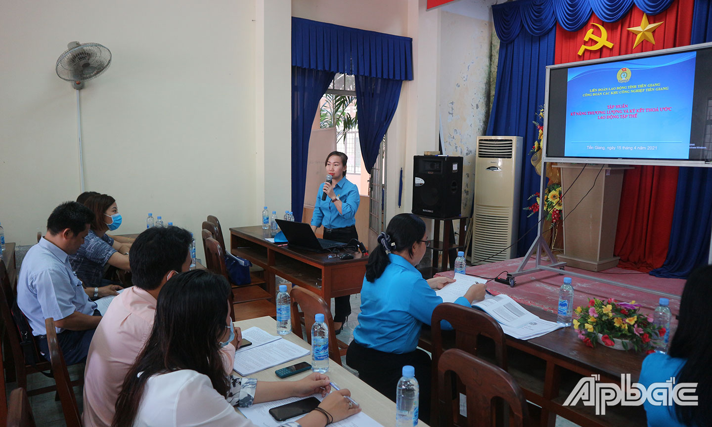 Đại diện LĐLĐ tỉnh tập huấn kỹ năng thương lượng và ký kết thỏa ước lao động tập thể cho  cán bộ CĐCS.