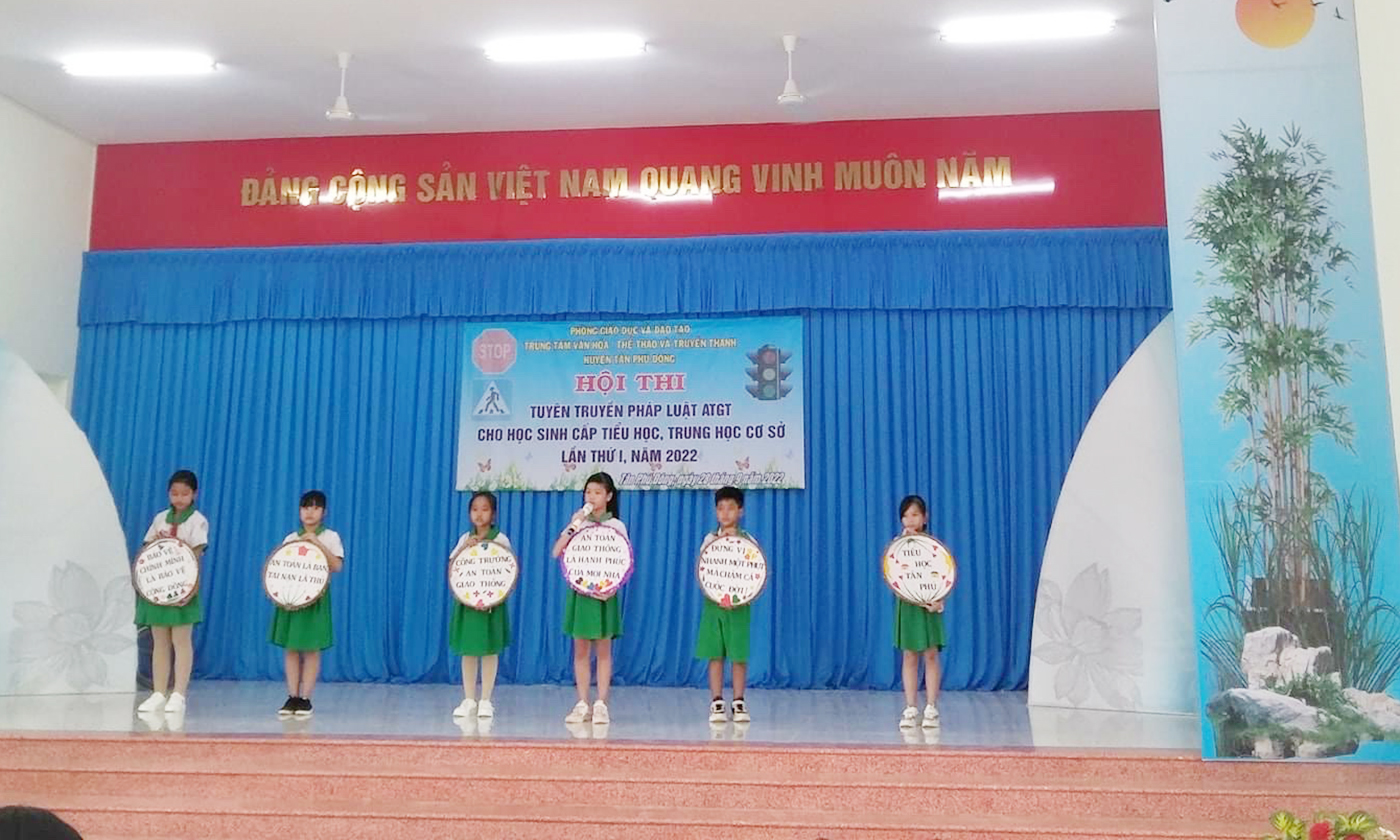 Ngành giáo dục tổ chức các cuộc thi tìm hiểu kiến thức pháp luật một cách sinh động được nhiều học sinh yêu thích.