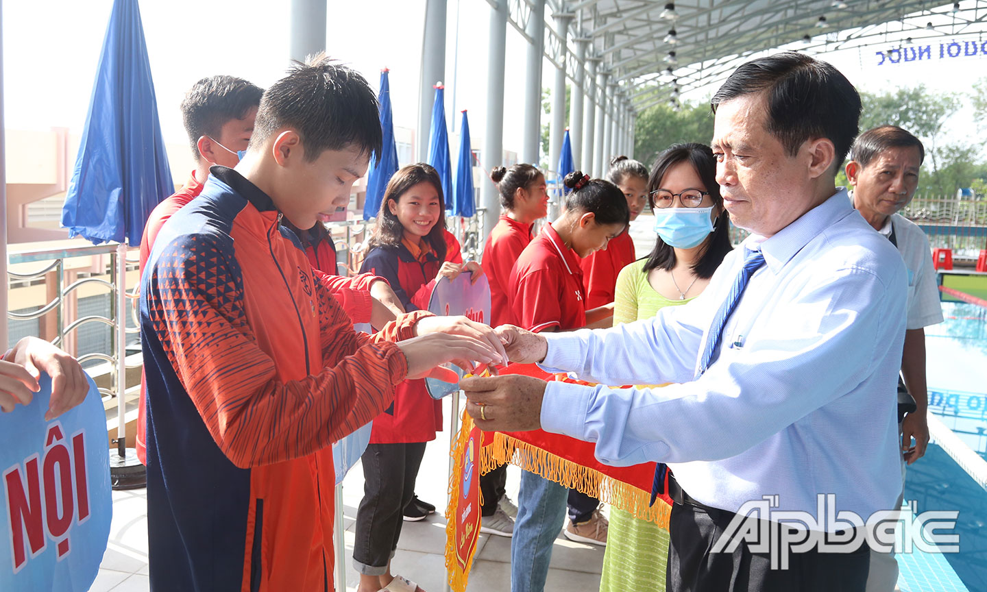 Giám đốc Sở VHTTDL tỉnh Tiền Giang Nguyễn Đức Đảm trao cờ lưu niệm.