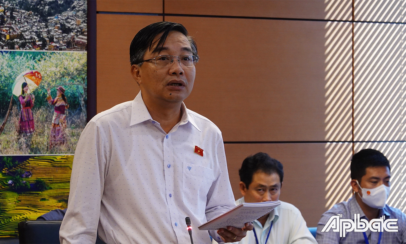 Đại biểu Nguyễn Minh Sơn phát biểu ý kiến tại phiên thảo luận tổ