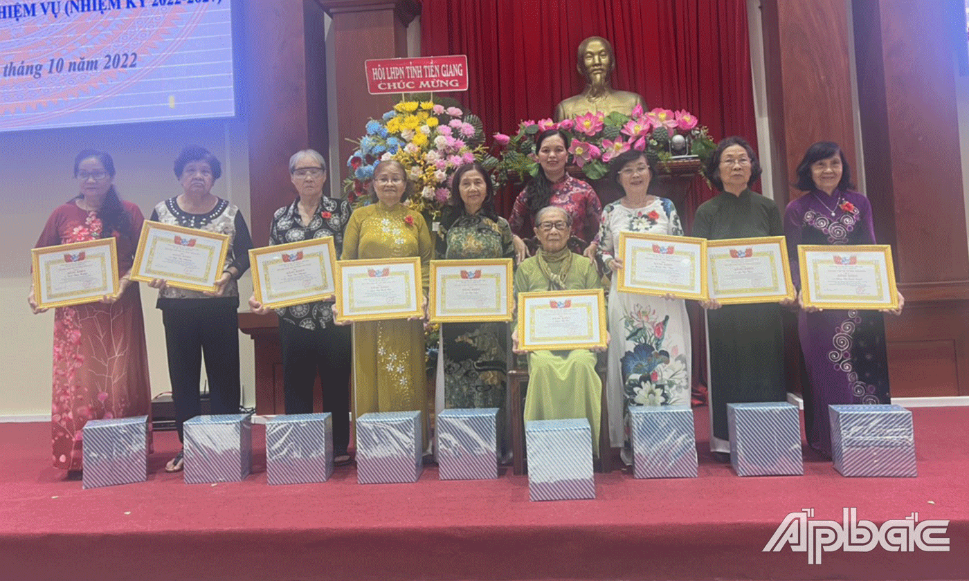 Hội LHPN tỉnh khen thưởng các cá nhân có thành tích trong nhiệm kỳ qua.