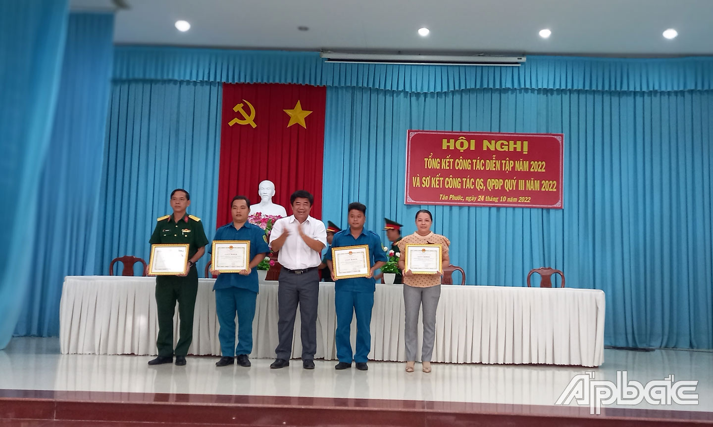 Tại Hội nghị, UBND huyện đã tặng Giấy khen cho 4 tập thể và 12 cá nhân có thành tích tốt trong chuẩn bị và thực hành diễn tập trên địa bàn huyện năm 2022.