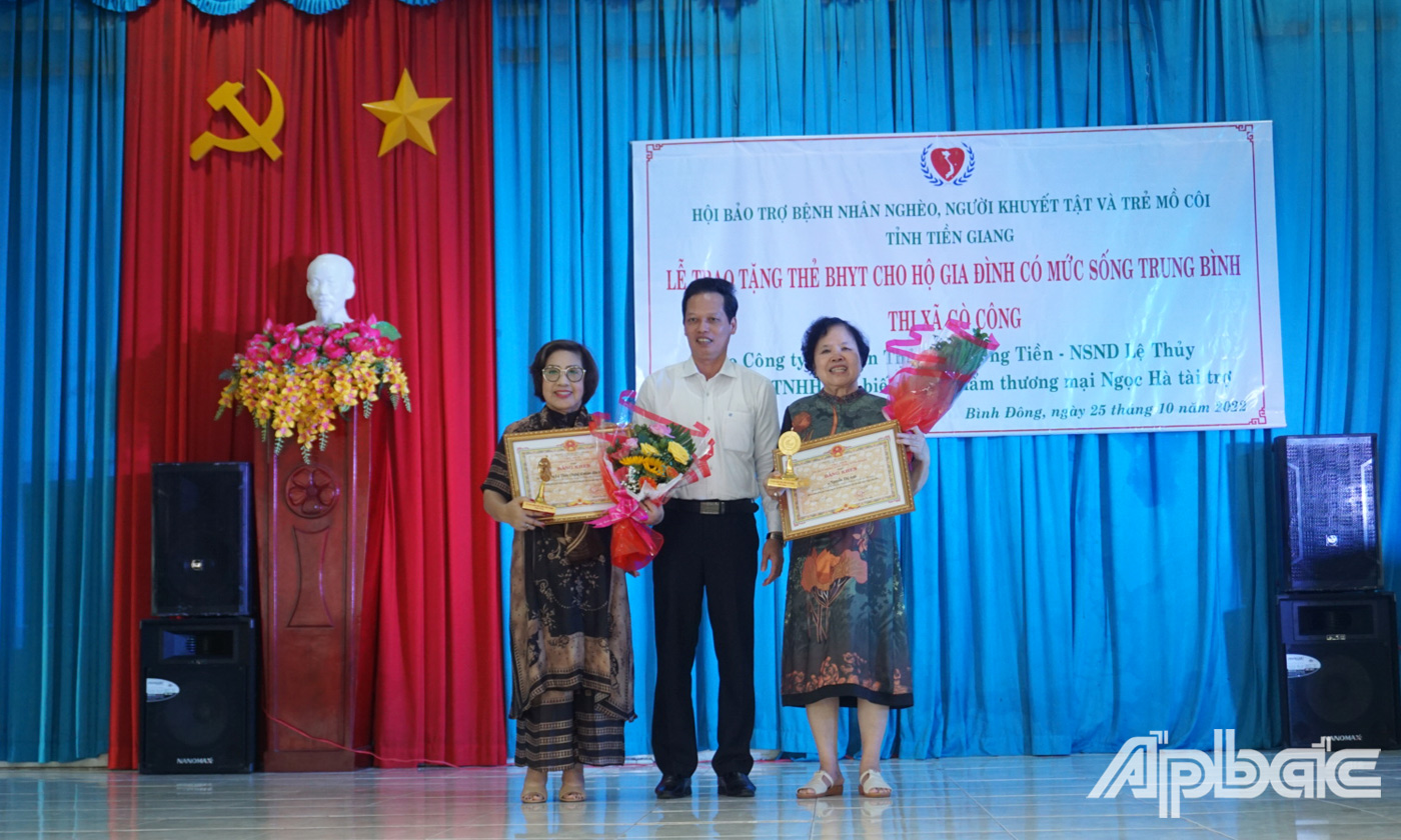 Đồng chí Nguyễn Thành Diệu trao Bằng khen của Chủ tịch UBND tỉnh cho bà Nguyễn Thị Ánh, Tổng Giám đốc Công ty cổ phần Thủy sản Sông Tiền - bà Trần Thị Lệ Thủy (NSND Lệ Thủy)