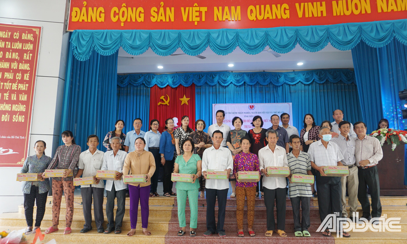 Hình ảnh trao BHXH cho các hộ dân tại các xã Bình Đông, Bình Xuân (TX.Gò Công)