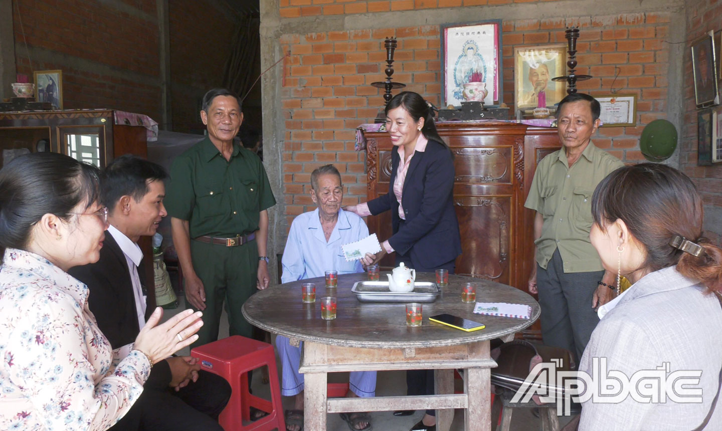 Hội Cựu chiến binh xã Mỹ Thành Bắc thăm hỏi, tặng quà thương binh, bệnh binh có hoàn cảnh khó khăn trên địa bàn xã.