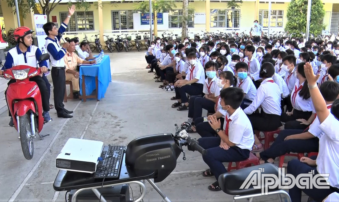 Tuyên truyền an toàn giao thông cho học sinh Trường THCS Tân Bình.