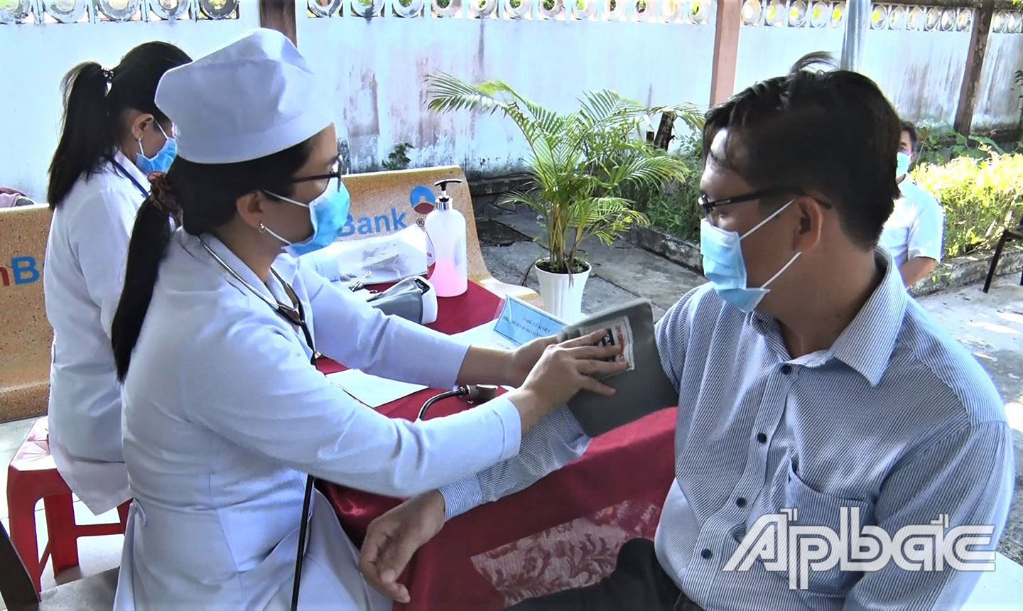 Công tác khám chữa bệnh cho người dân.