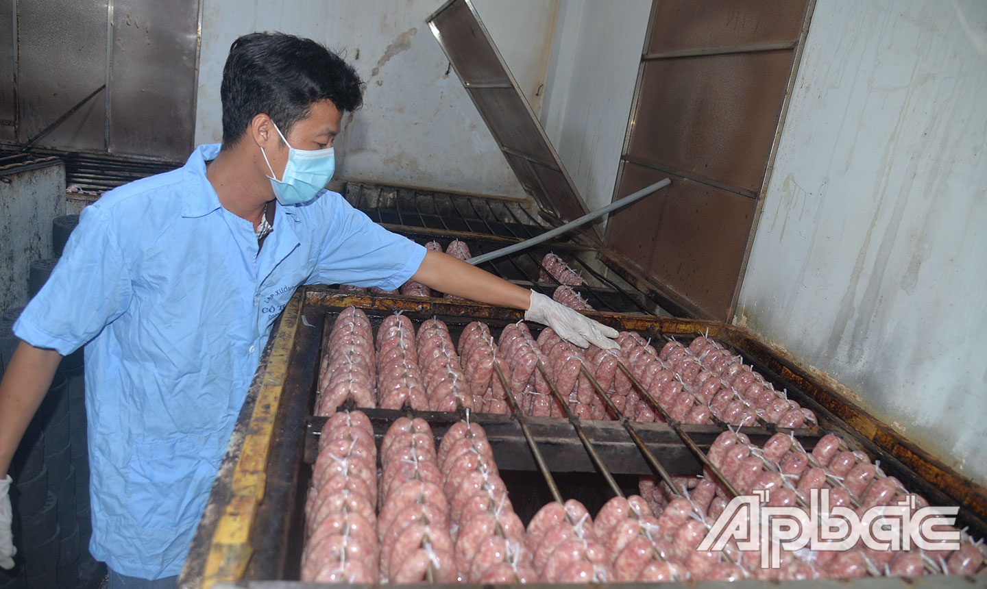 Lạp xưởng tươi Cô Tuyết từ khâu nguyên liệu đến thành phẩm đảm bảo an toàn vệ sinh thực phẩm.