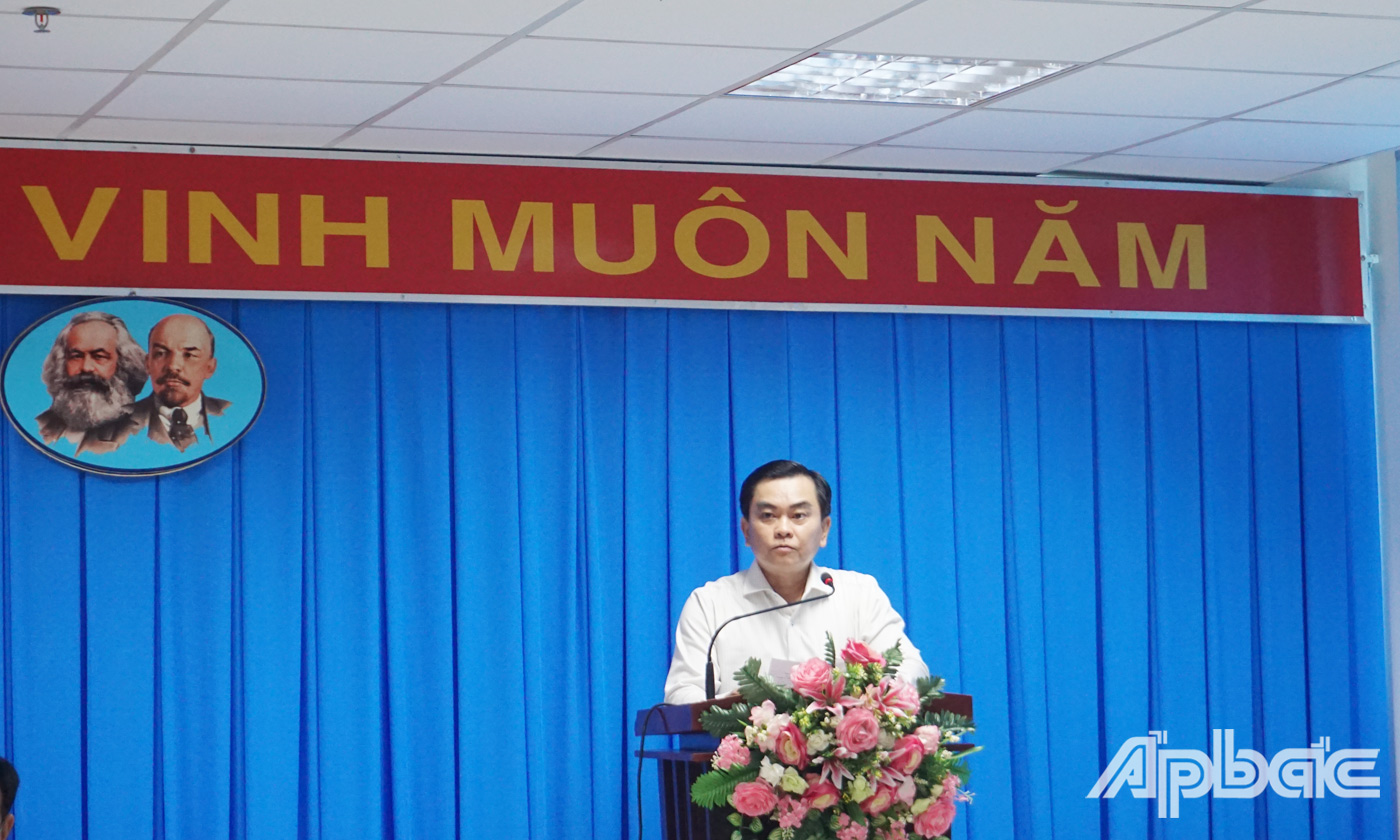 Đồng chí  Đoàn Văn Phương, Bí thư Đảng ủy Sở TNMT phát biểu tại buổi tọa đàm