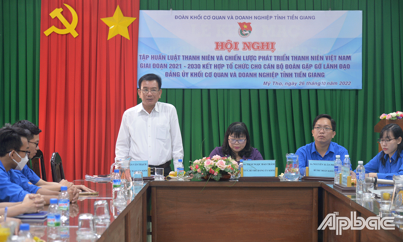 Phó Bí thư Đảng ủy Khối Cơ quan và Doanh nghiệp tỉnh Nguyễn Văn Thạch phát biểu tại hội nghị