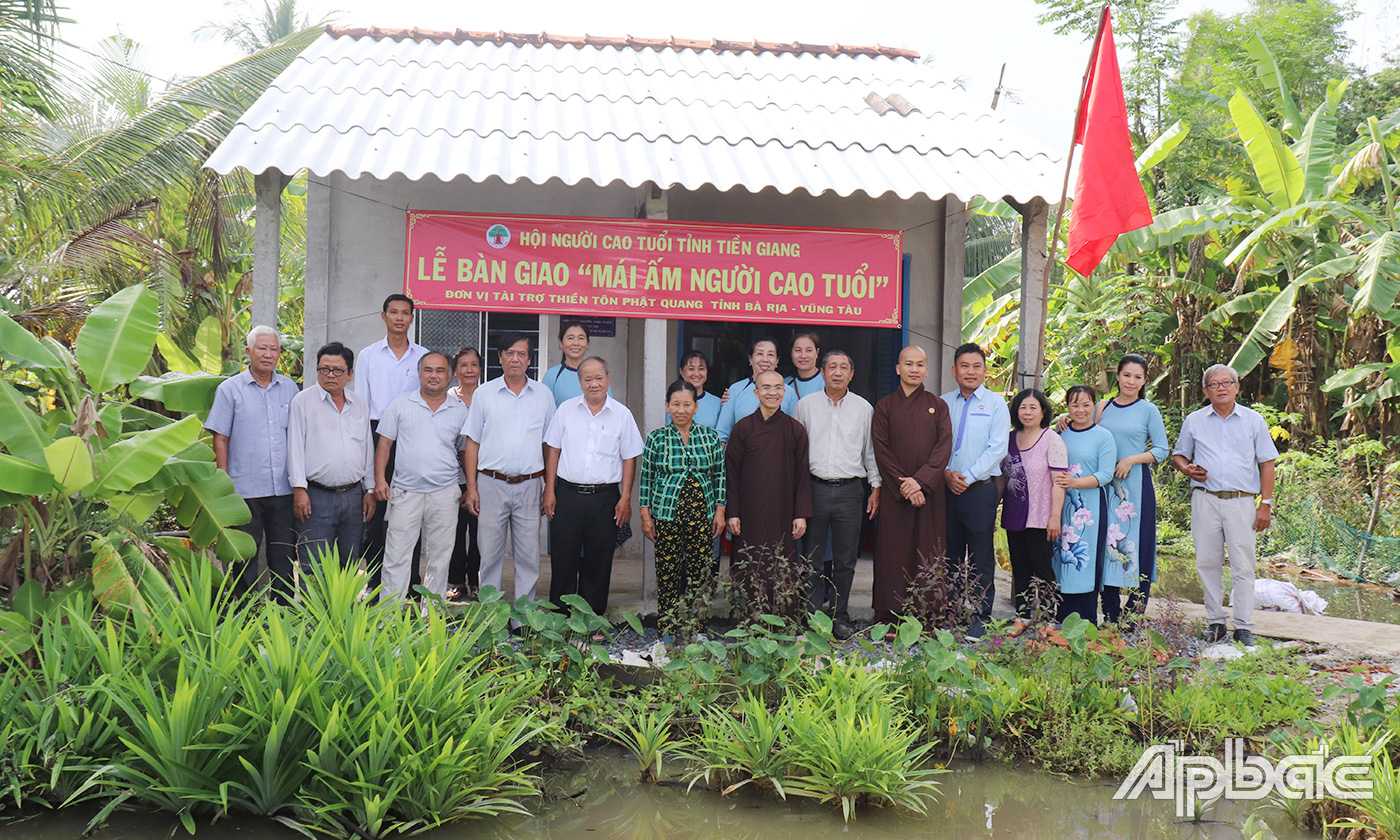 Hội Người Cao tuổi tỉnh Tiền Giang phối hợp với chùa Thiền Tôn Phật Quang trao tặng “Mái ấm người cao tuổi” cho bà Phạm Thị Sương, ấp Bình Hòa Long, xã Bình Phục Nhứt, huyện Chợ Gạo, tỉnh Tiền Giang.
