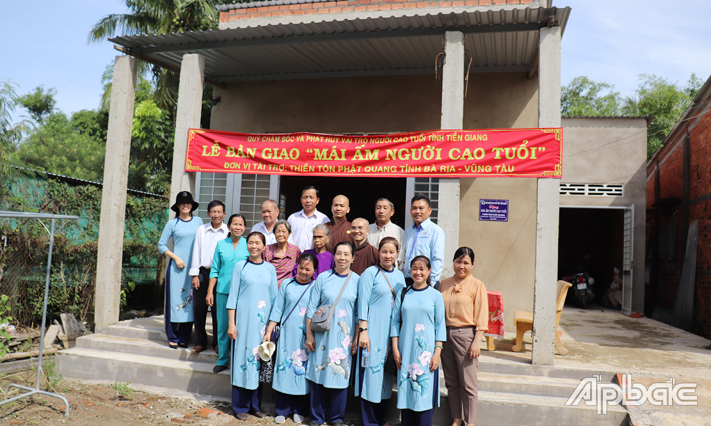Trao tặng “Mái ấm người cao tuổi” cho bà Nguyễn Thị Thêm, ấp Bình Hòa Đông, xã Bình Nhì, huyện Gò Công Tây, tỉnh Tiền Giang.