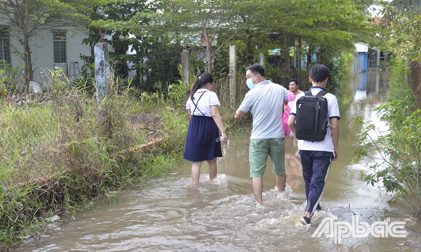 Người dân ở khu phố 3, phường 10, TP. Mỹ Tho gặp nhiều khó khăn do nước ngập.