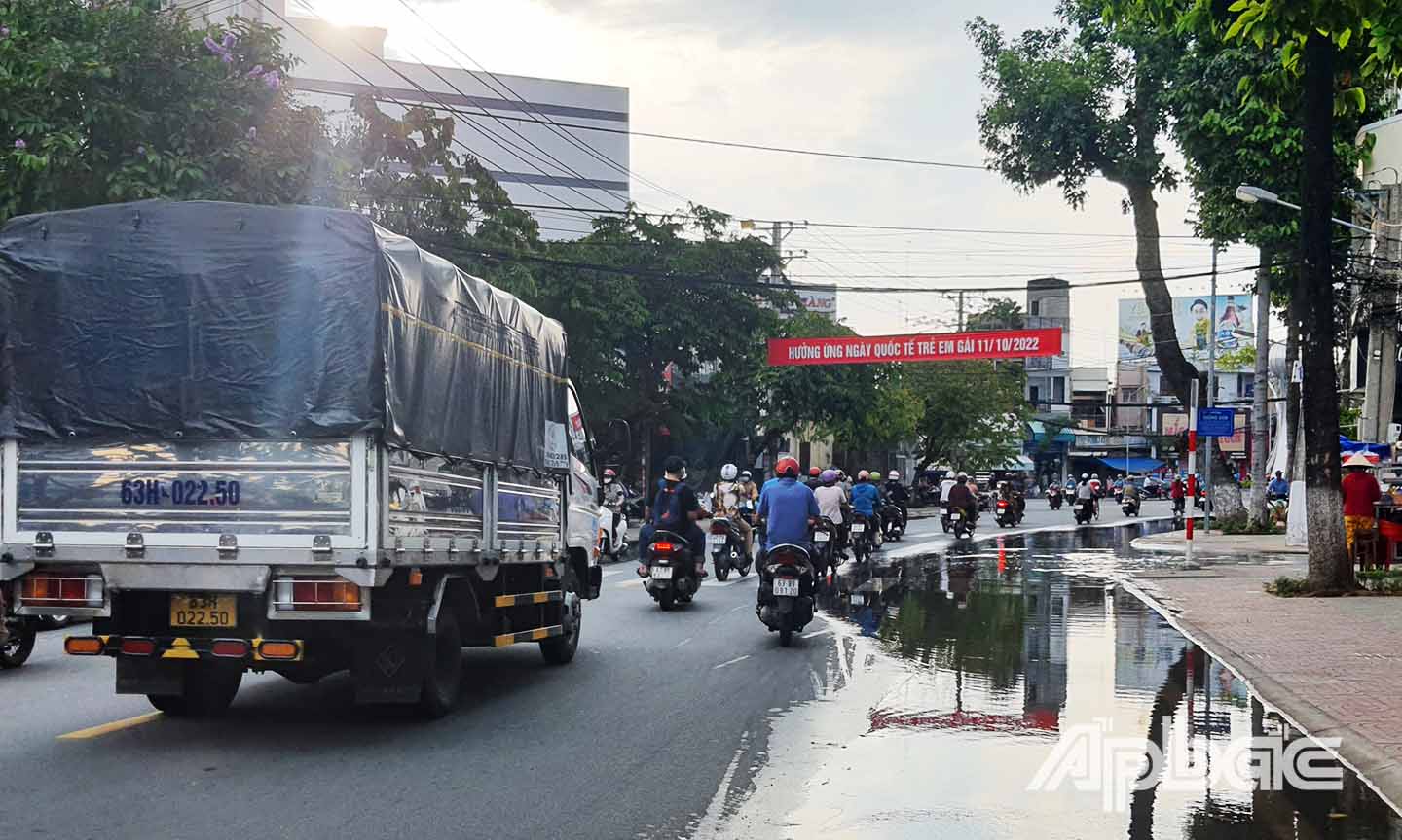 Nước ngập khoảng hơn 1/3 đường Ngô Quyền (đoạn qua Nhà thờ Tin Lành Chi hội Mỹ Tho).
